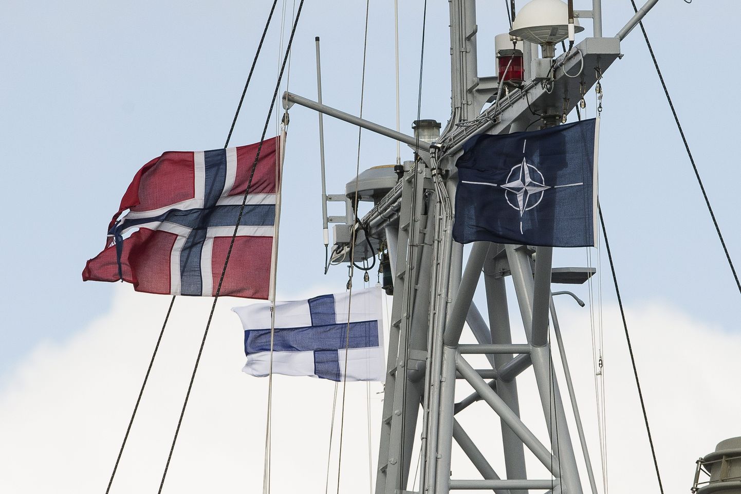 Norra laeval KNM Karmö lehvivad kõrvuti Norra, Soome ja NATO lipud.