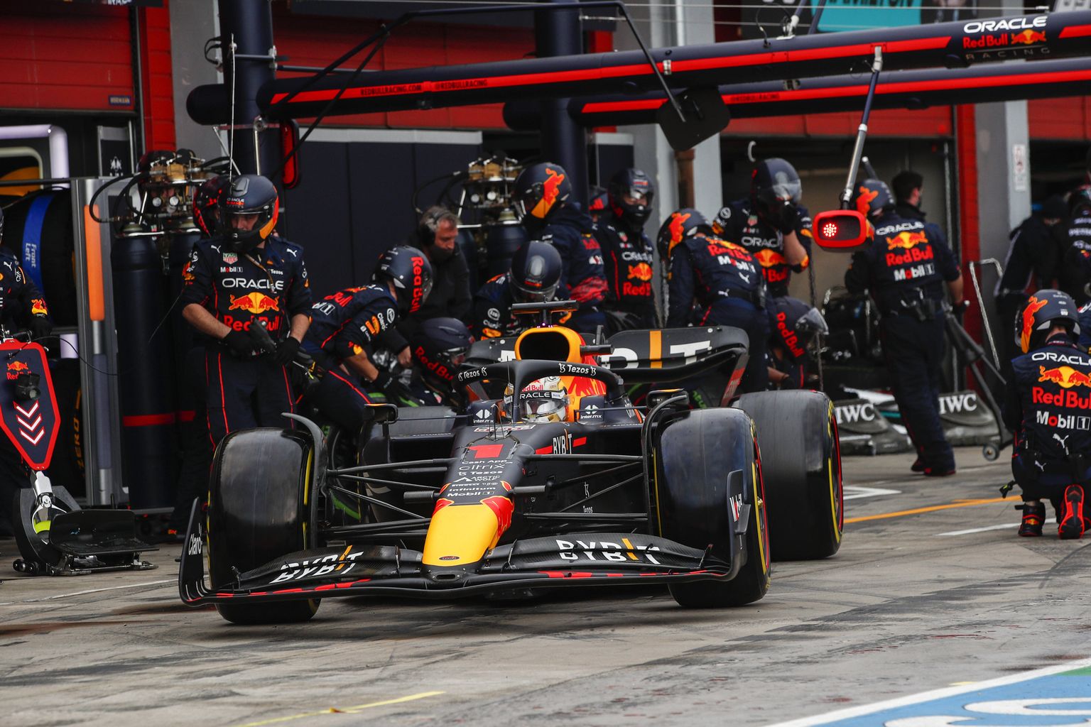 Max Verstappen boksipeatuses.