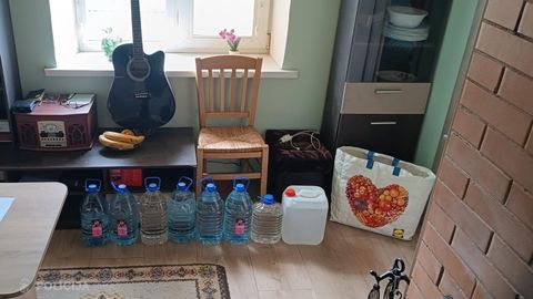 FOTO ⟩ Daugavpilī vīrieša dzīvesvietā atrod ievērojamu daudzumu nelegālu cigarešu un alkohola