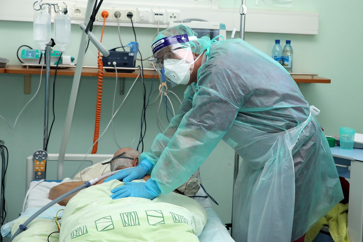 Лечение тяжелобольных пациентов с коронавирусом в Нарвской больнице.