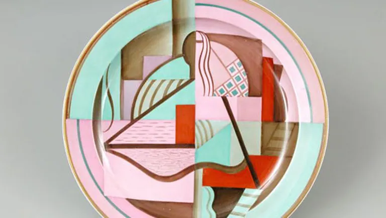 Aleksandra Beļcova. Dekoratīvs šķīvis „Meitene pie loga” (darbnīca „Baltars”). 1925. Fajanss, virsglazūras apgleznojums. DMDM kolekcija. 