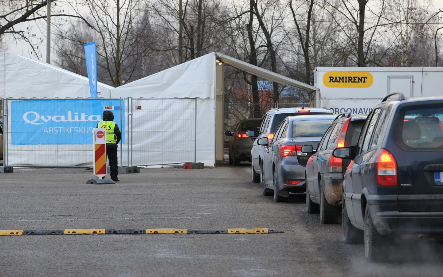 Koroonaproovide võtmine Tartu lauluväljaku parklas