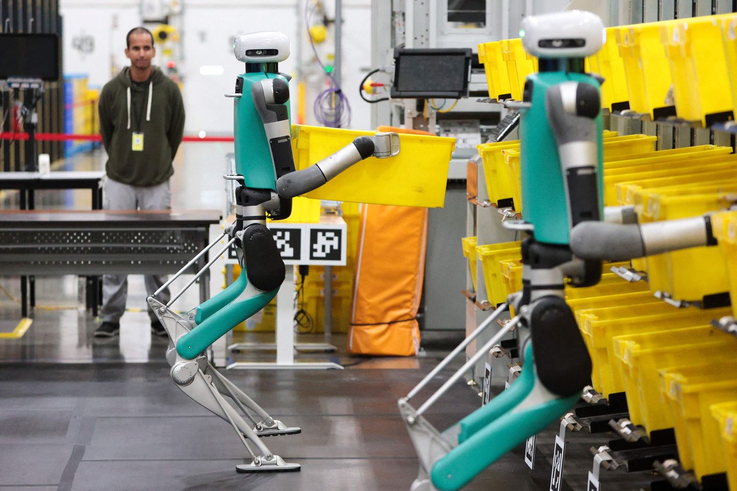 Sellised veidrad rohutirtsulaadsete jalgadega robotid töötavad nüüd Amazoni ladudes külg külje kõrval inimestega.