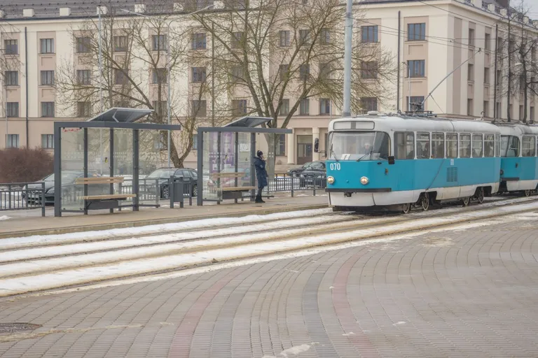Солнечные панели на остановках в Даугавпилсе. 12 марта 2021 года