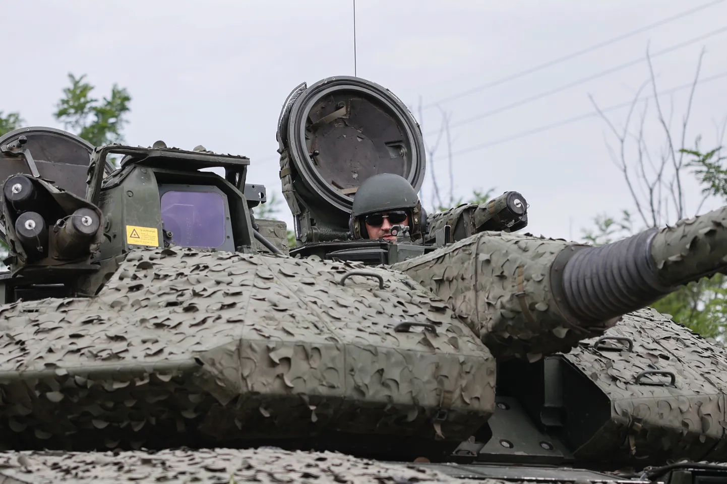 Ukraina sõdur Bahmuti lähistel jalaväe lahingumasinal CV90.