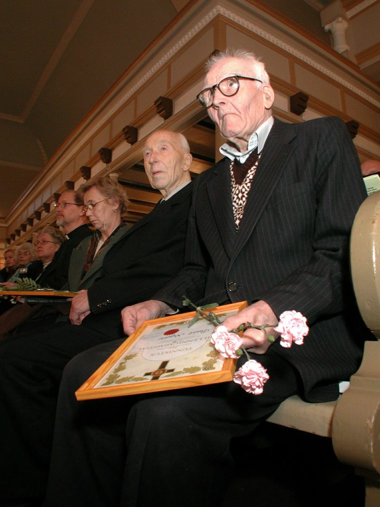 2000. aastal pälvis Evald Saag (esiplaanil) Pärnu praostkonna Millenniumimedali.