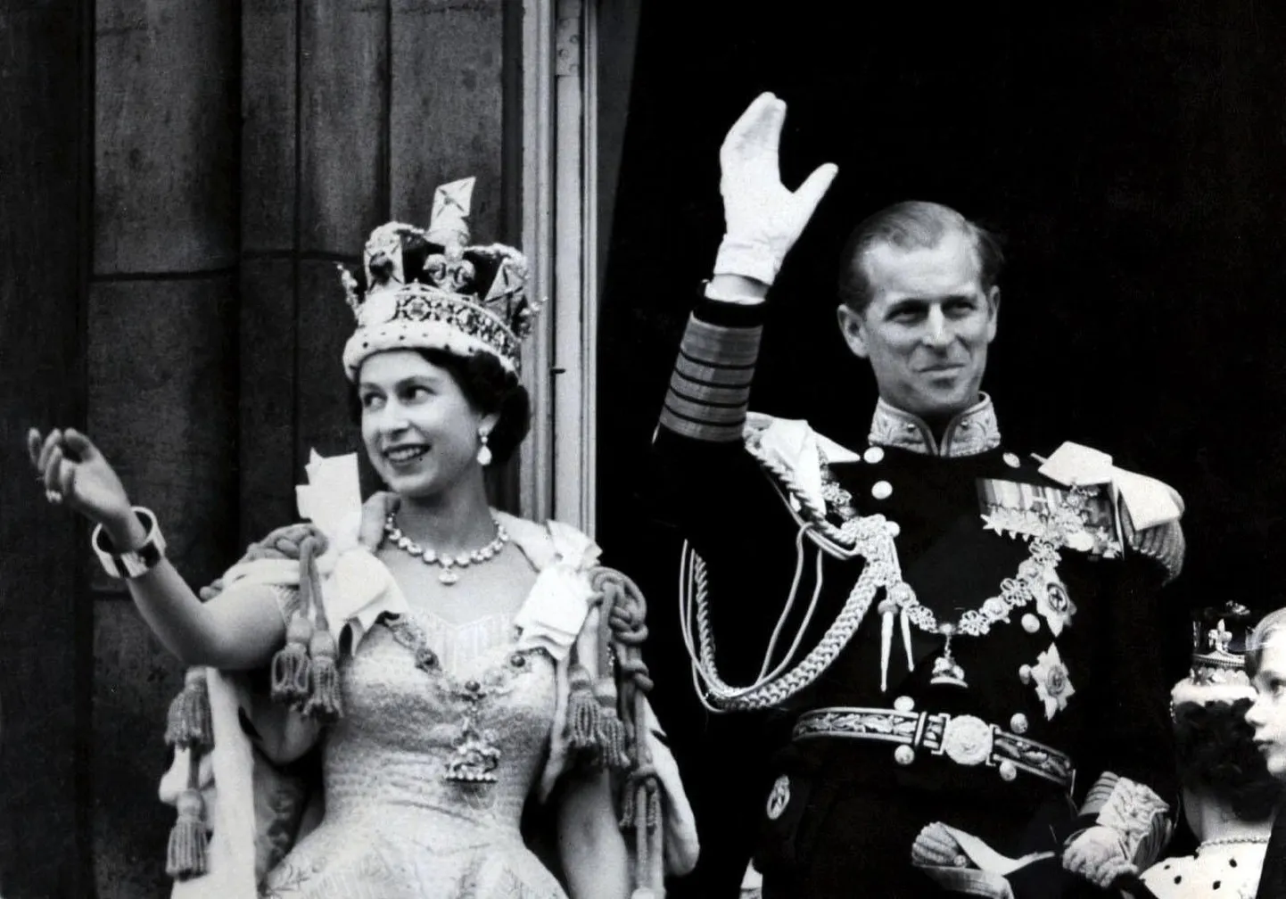 Kuninganna Elizabeth II koos abikaasa prints Philipiga Buckinghami palee rõdul oma kroonimistseremoonia päeval 2. juunil 1953