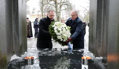 Tartu linnapea Urmas Klaas (vasakul) asetas linna poolt hukkunute mälestuseks pärja.