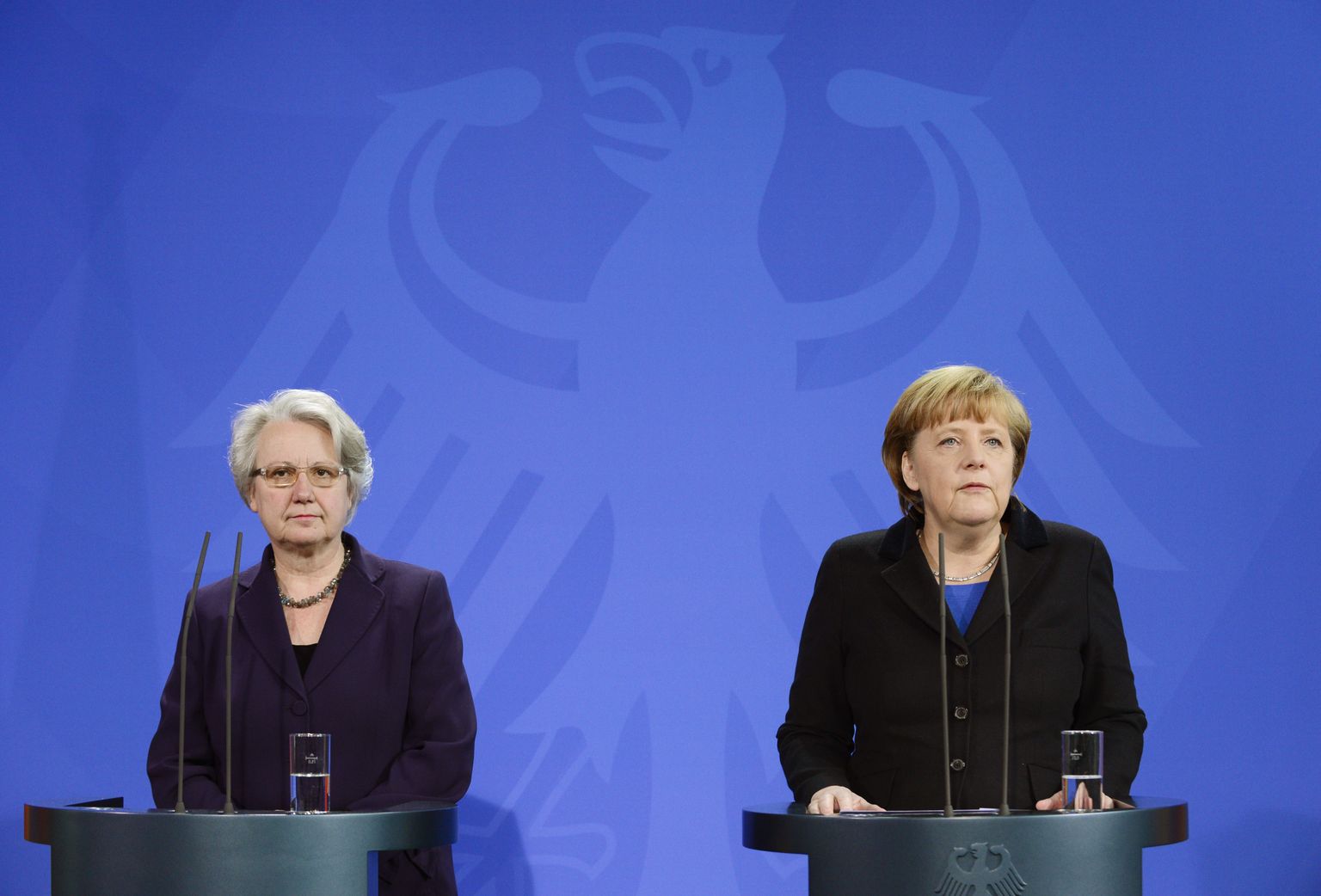 Saksa kantsler Angela Merkel (paremal) koos senise haridusministri Annette Schavaniga täna pressikonverentsil Berliinis.