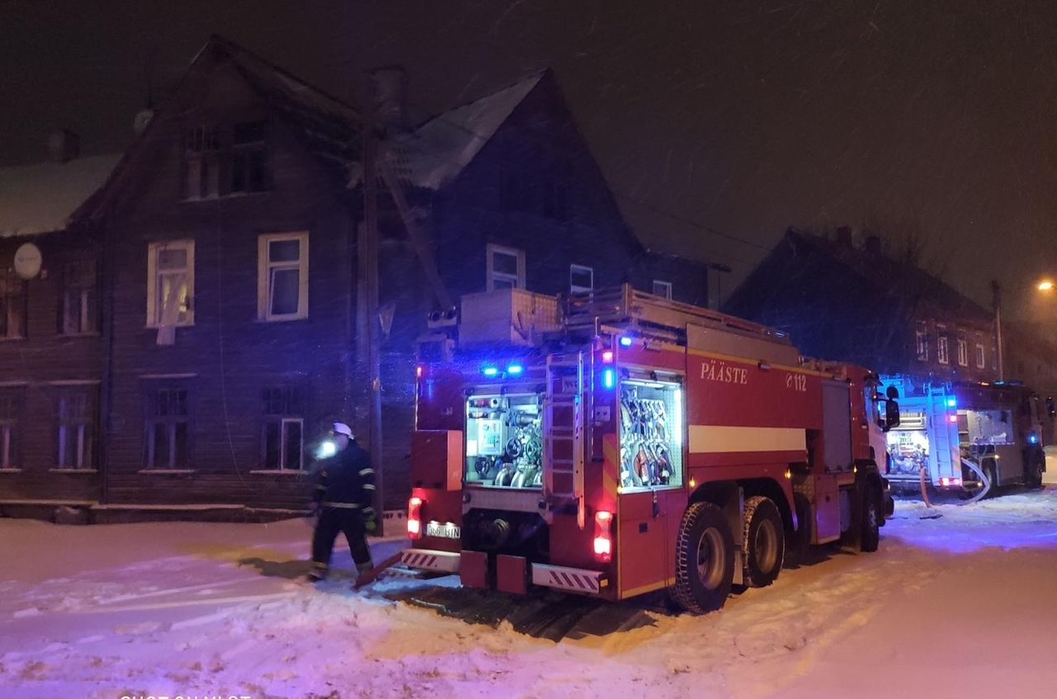 Kolmapäeval kell 4.12 süttis Viljandis Vabriku tänaval kahekorruselises puitmajas esimese korruse korter.