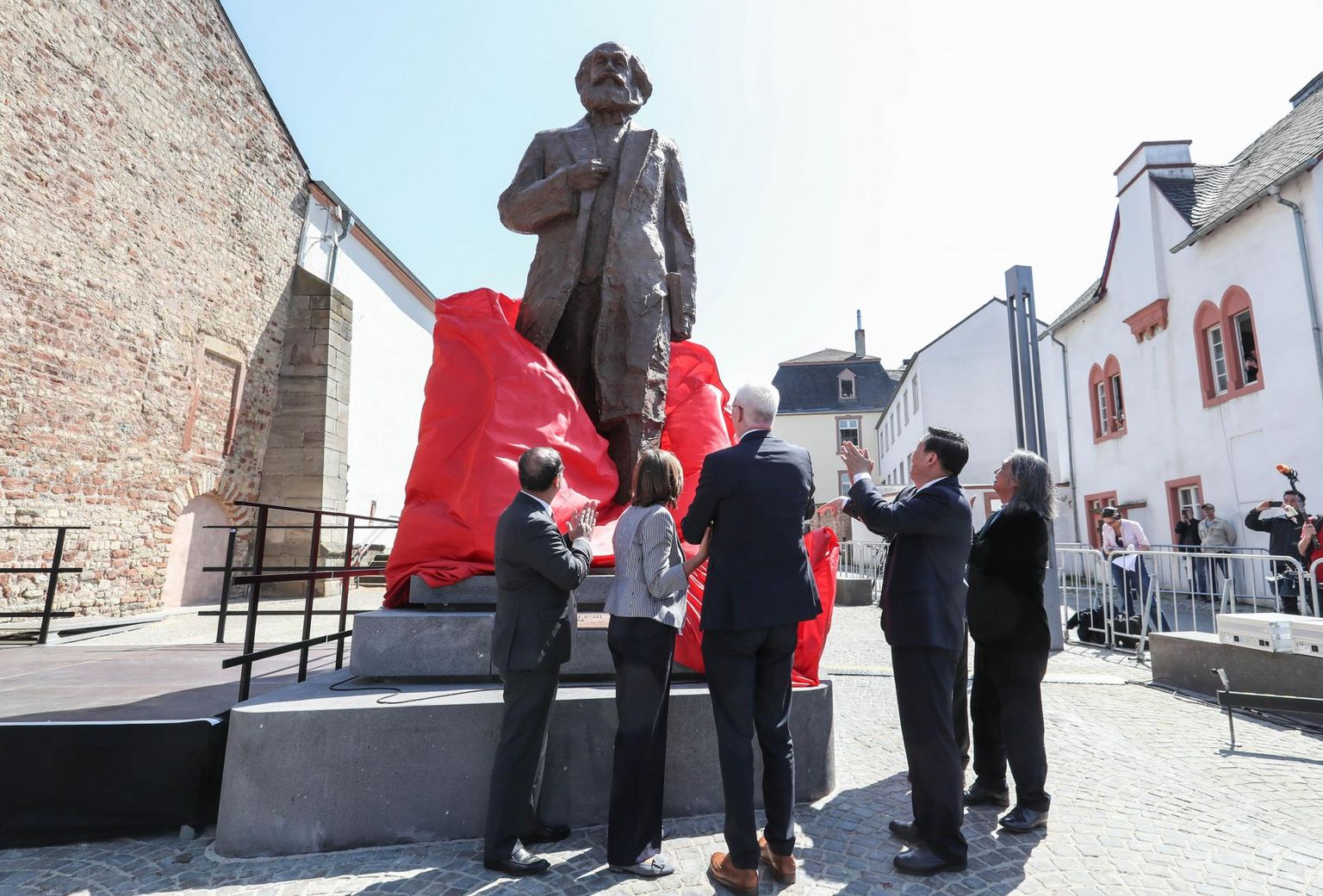 Tänavu tähistatud Karl Marxi 200. sünniaastapäeva puhul kinkis Hiina Rahvavabariik filosoofi sünnilinnale Trierile Saksamaal pronkskuju.