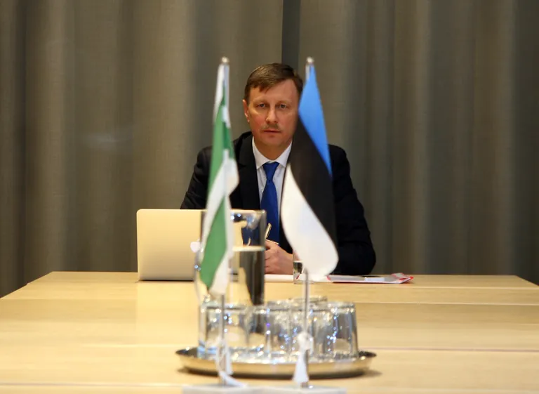 Eduard East üksi Jõhvi vallavolikogu istungil.