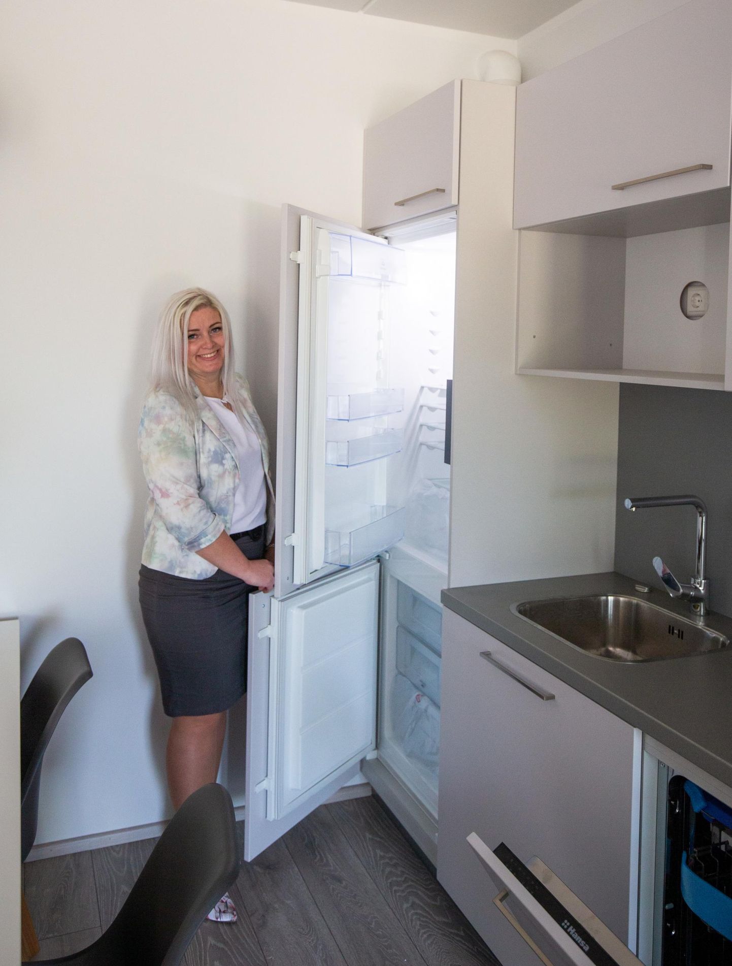 Mangeni PM-i juhatuse liige Maarika Susi näitas 2020. aastal äsja valminud maja korterit.