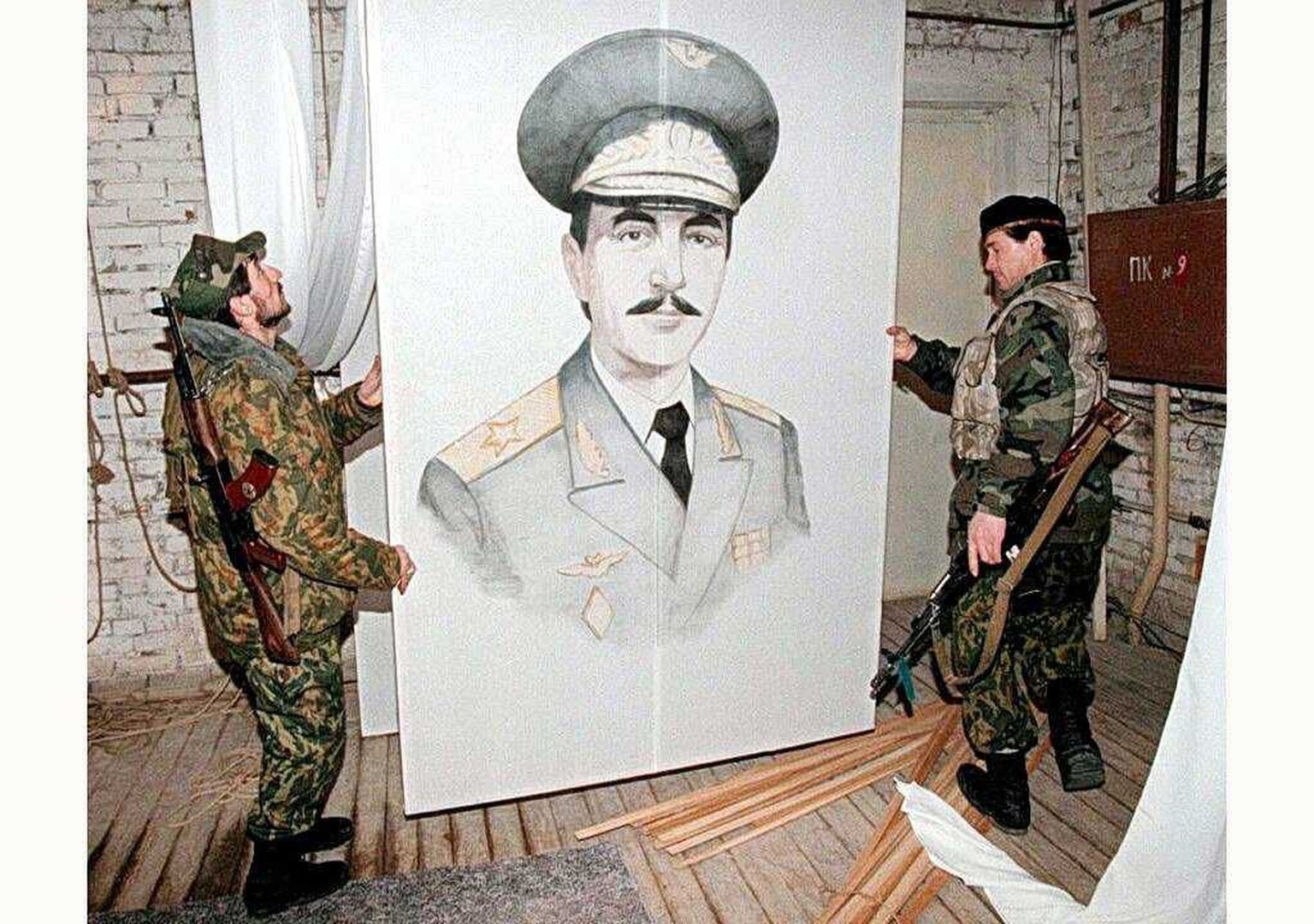 Arhiivifoto aastast 1997: tšetšeeni võitlejad Džohhar Dudajevi pildiga.