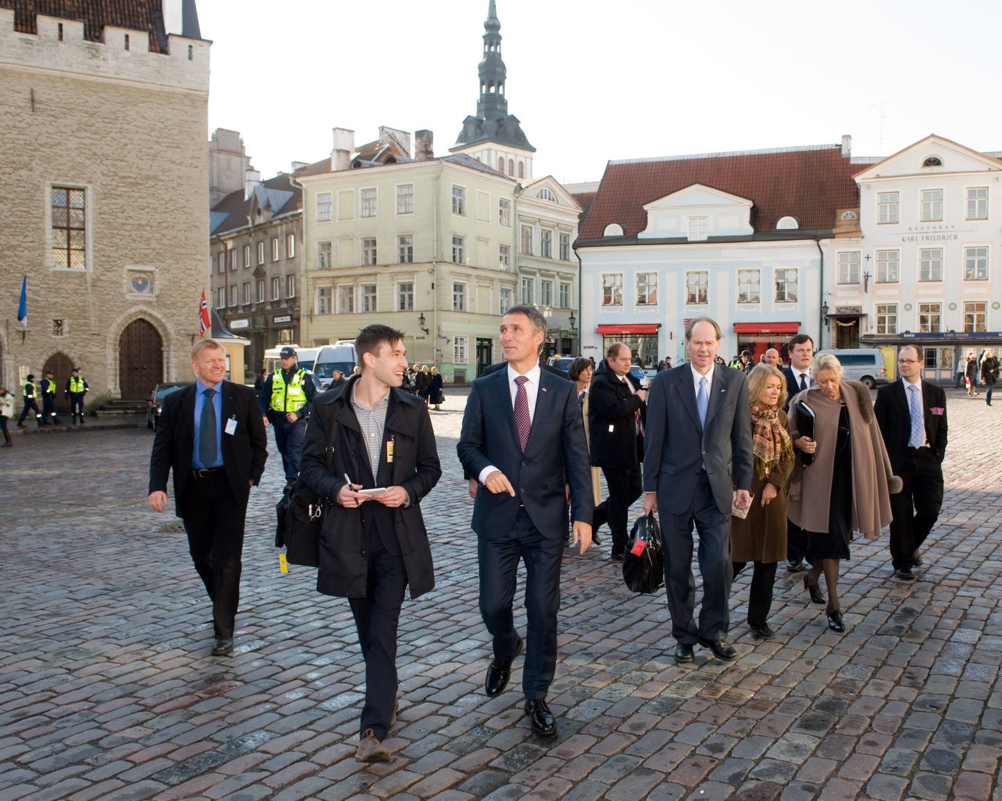 новрежский премьер Йенс Столтенберг на Ратушной площади Таллинна