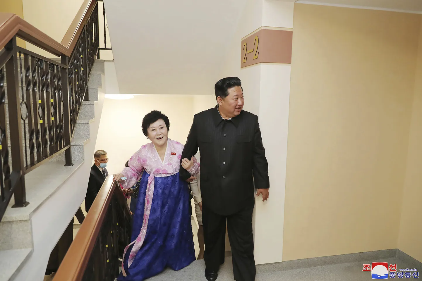 Põhja-Korea valitsuse avaldatud fotol näitab stalinistliku riigi liider Kim Jong-un legendaarsele uudisteankrule Ri Chun-hile tema värsket kingitust, pealinna Pyongyangi nooblis elurajoonis Pothongis asuvat jõeäärset luksuselamut.