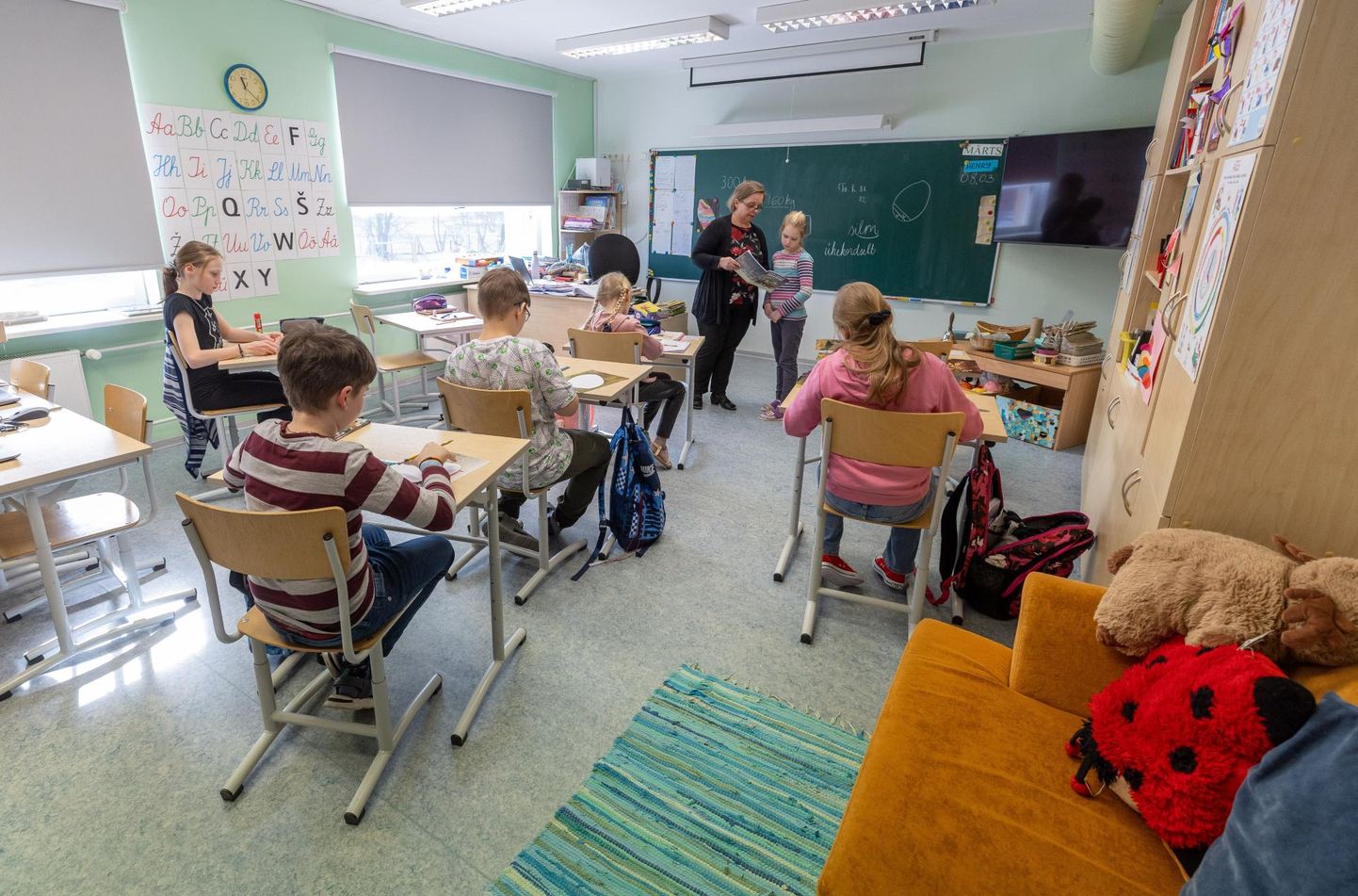 1. ja 4. klassi tund õpetaja Anneli Martinsoniga Veltsi lasteaed-algkoolis, mille kooliosa järgmisest õppeaastast suletakse.