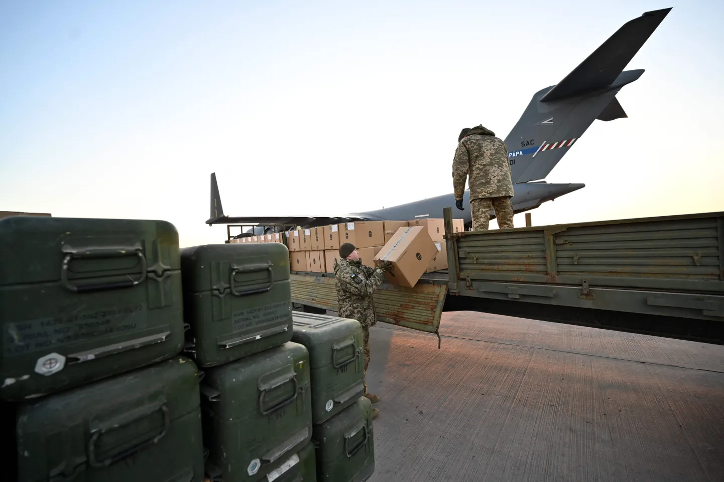 Ukraina sõjaväelased laadivad Kiievi lennuväljal välisriikidelt saabunud relvastust, seal hulgas Stinger rakette.
