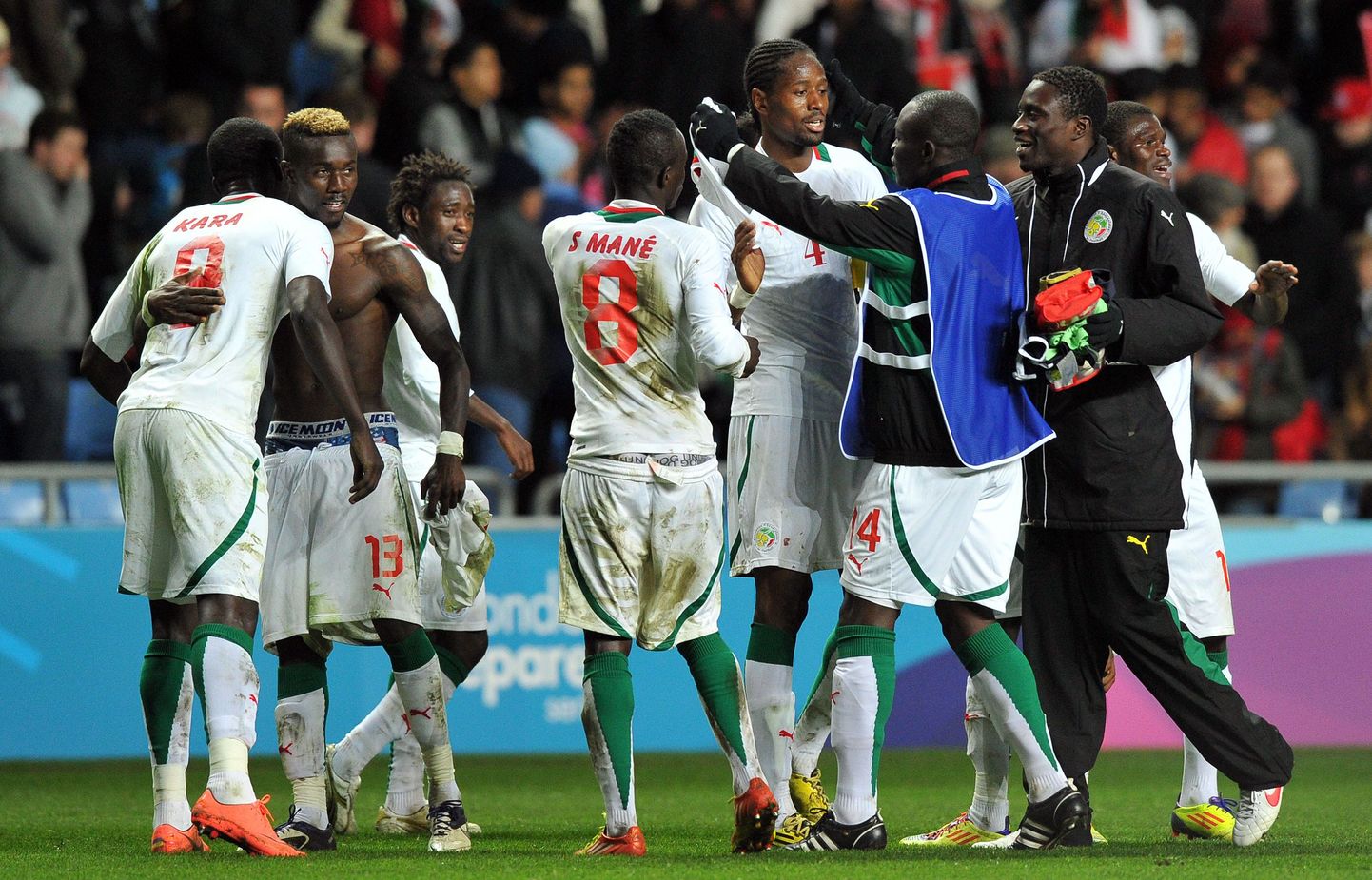 Senegali jalgpallurid tähistavad võitu Omaani üle.