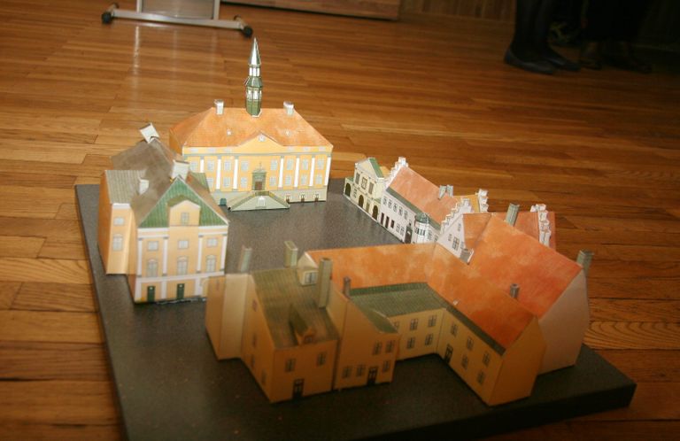 Kohtla-Järve Kesklinna põhikooli õpilaste makett. Narva raekoda on üks esimesi barokkstiilis ehitisi. Hoone projekteeriti 17. sajandi teise poole alguses.
