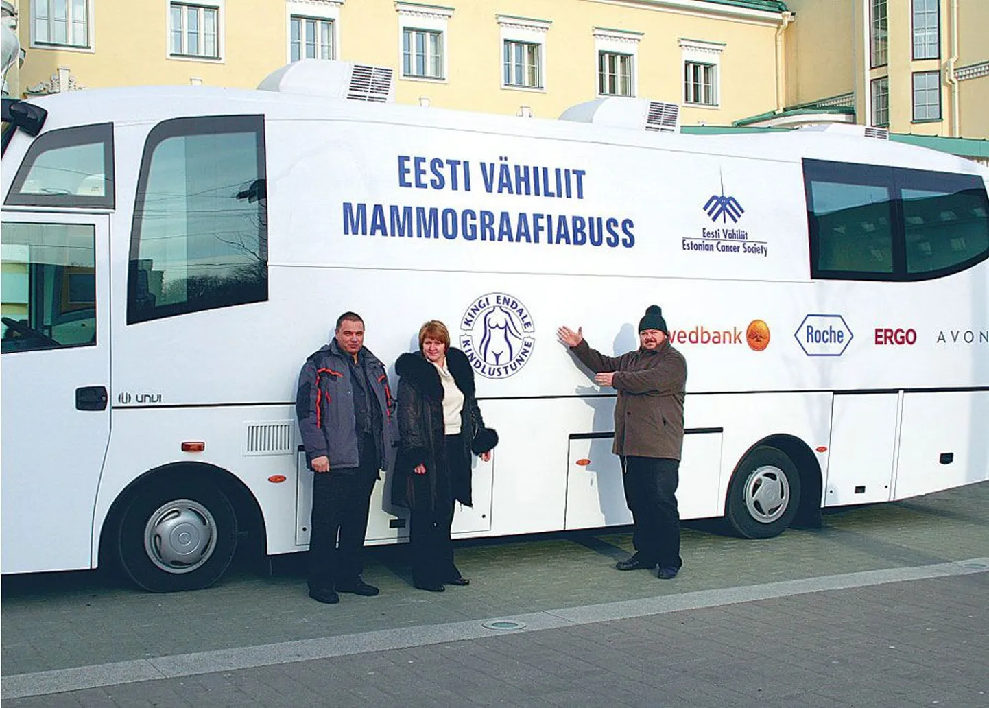 Tartu Ülikooli kliinikumi radioloogiakliiniku direktor Aadu Simisker (vasakul), radioloogia vanemõde ja sõeluuringute koordinaator Ele Virolainen ning radioloog Sulev Ulp võtsid Tallinnas 2009. aasta alguses vastu Eesti Vähiliidu poolt Hispaaniast toodud uudse mammograafiabussi.