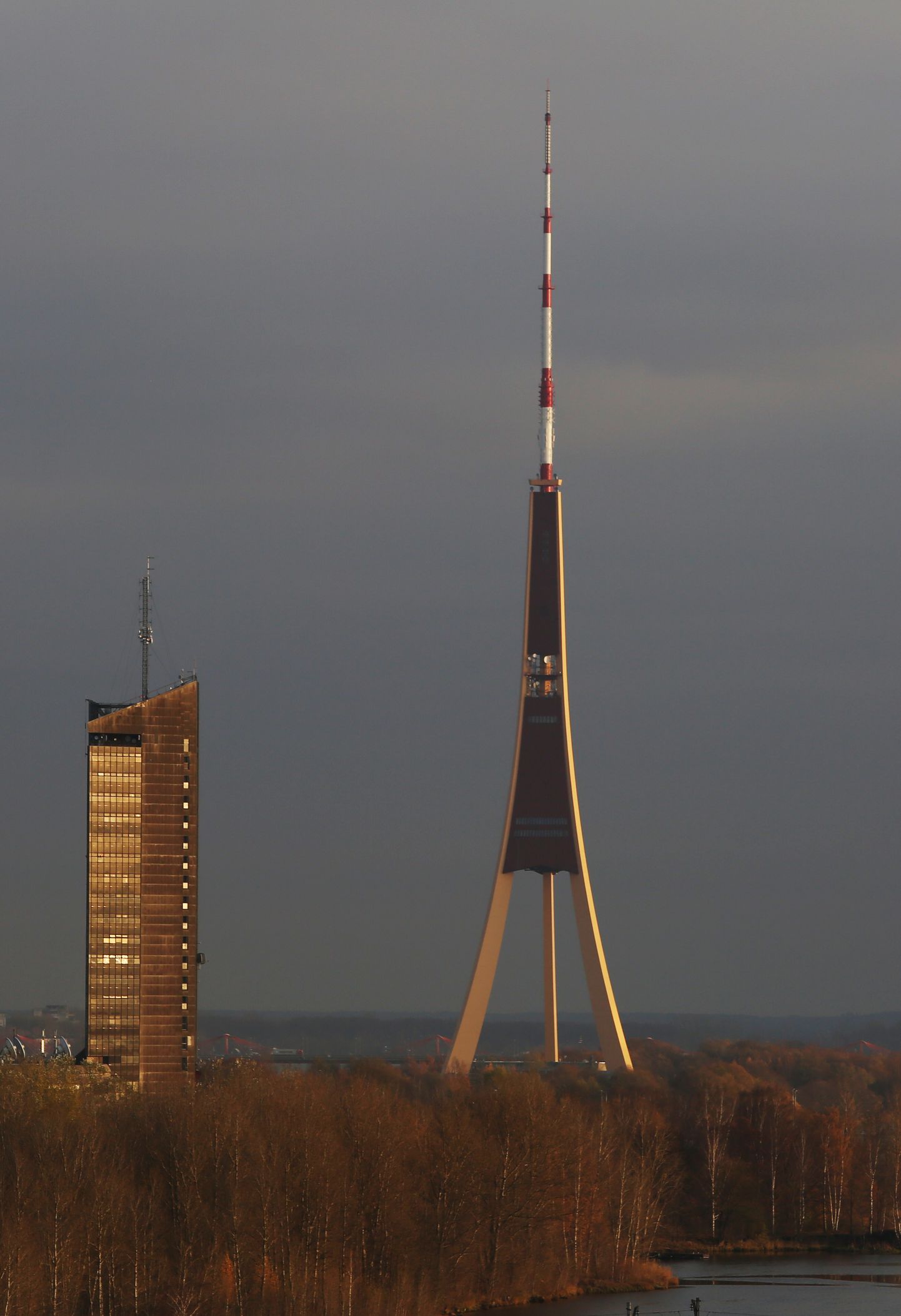Latvijas televīzijas ēka un Rīgas radio un televīzijas tornis Zaķusalā. Ilustratīvs attēls.
