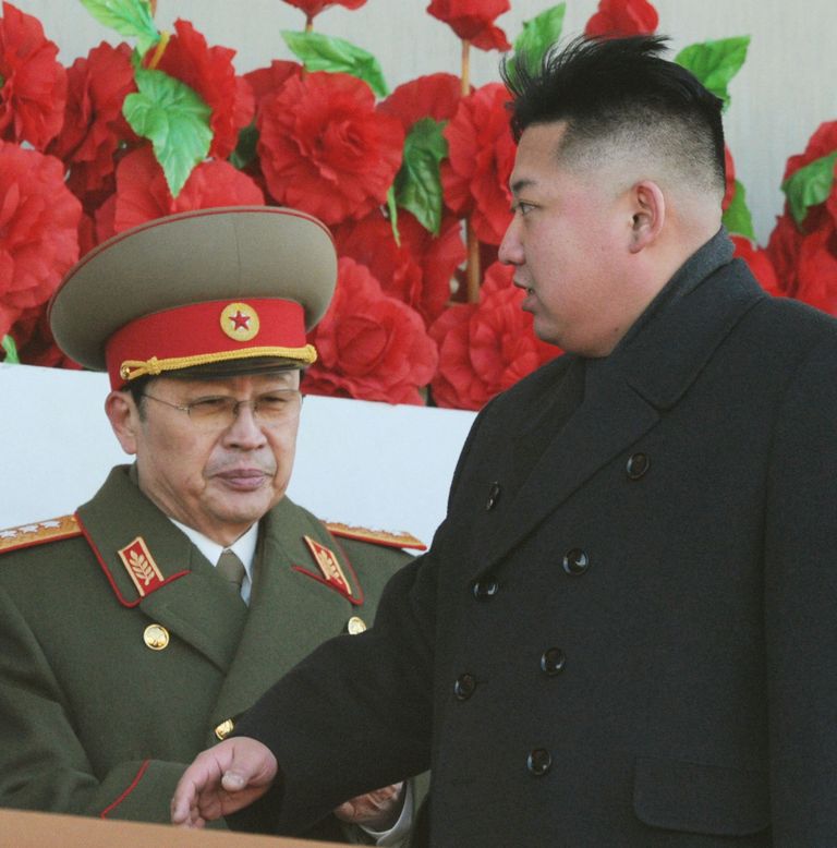 Põhja-Korea liiider Kim Jong-un (paremal) ja ta tädimees Jang Song-thaek 2013. aasta alguses