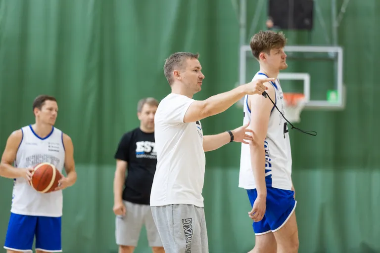 Henri Veesaar (paremal) kuulab Eesti koondise peatreeneri Heiko Rannula näpunäiteid.