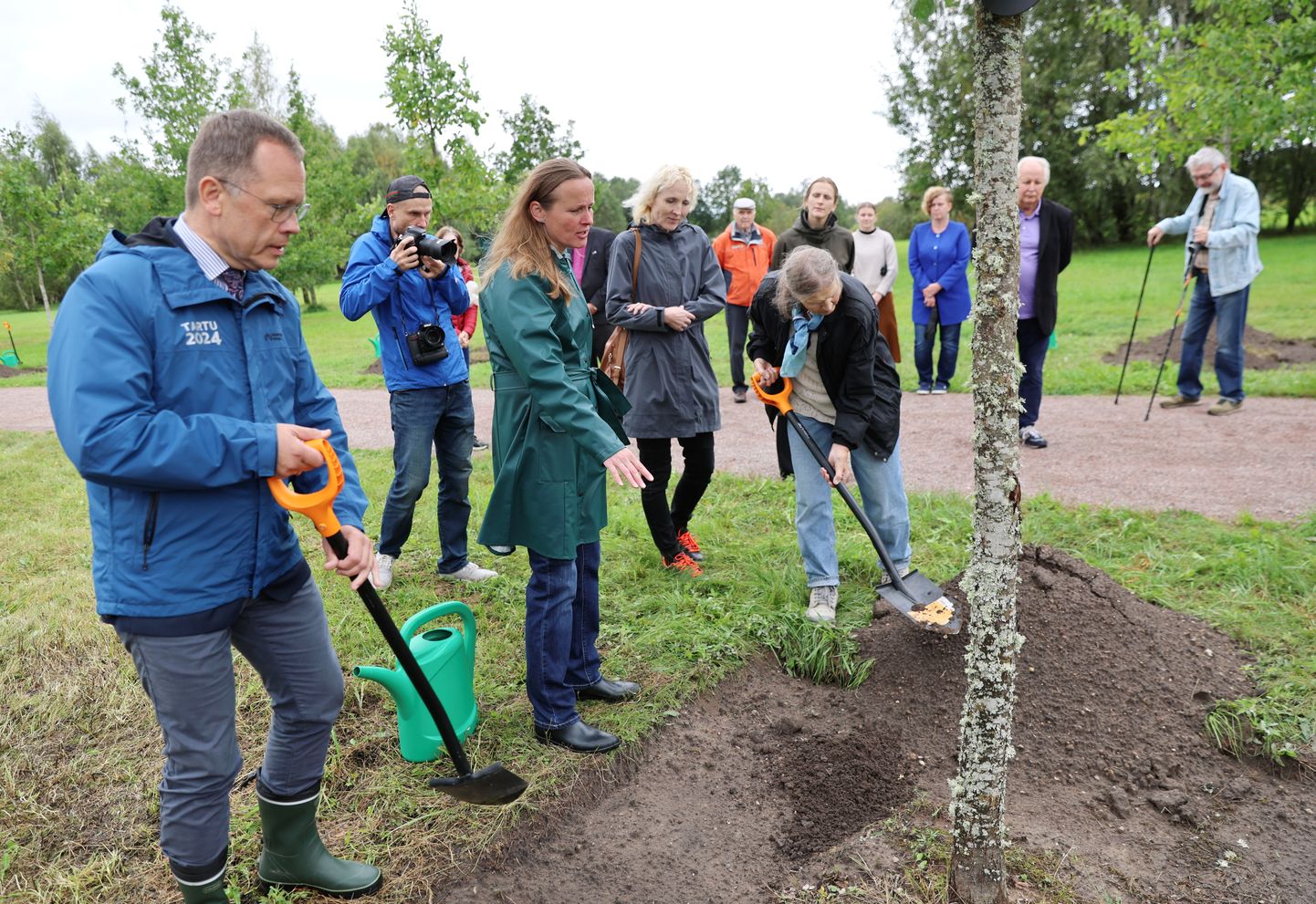 Üks lahutamatu osa linnapea tööst on aeg-ajalt puude istutamine. Näiteks mullu septembris istutas Urmas Klaas (vasakul) aukodanikega Tartu tammikusse nimelisi tammesid.