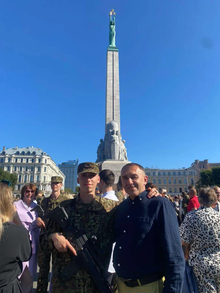 Арманд и Виталий Шидловские в Риге. "Памятник свободы, присяга и гордый папа", - так прокомментировала эту фотографию мама Инга