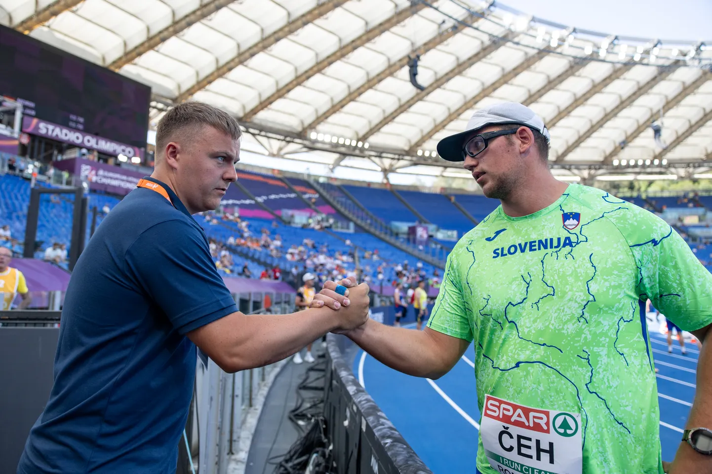 Kristjan Ceh (paremal) pärast EM-kulla võitmist koos treener Mart Olmaniga.