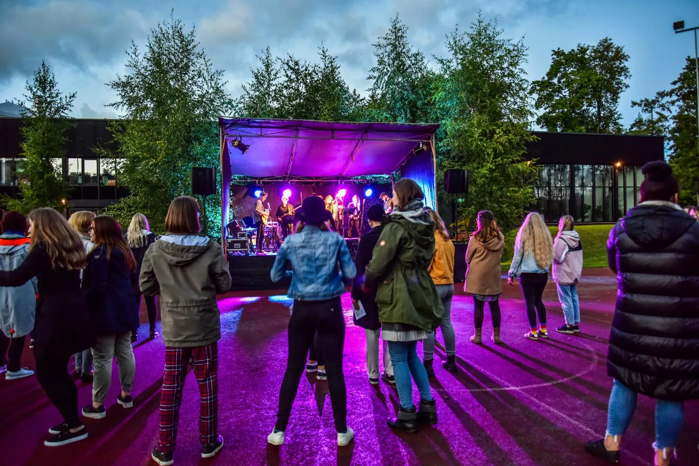 Viljandi gümnaasium pidas öölaulupidu erandkorras 31. augustil.