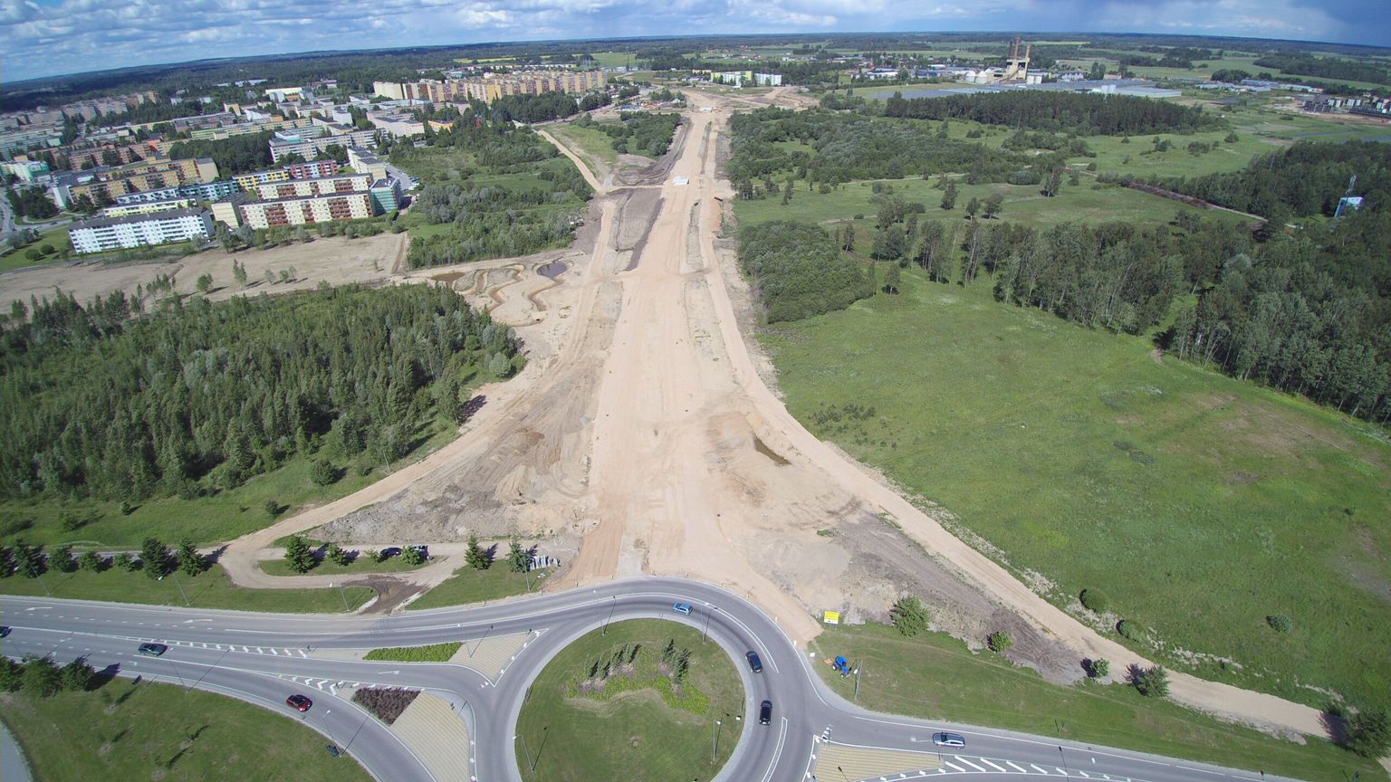Idaringtee uus lõik, selle uued jalgteed ja kaks valminud viadukti paistavad Lammi tee poolt võetud droonifotolt hästi kätte. Paremale jäävad Luunja kasvuhooned, vasemale Mõisavahe kortermajad.