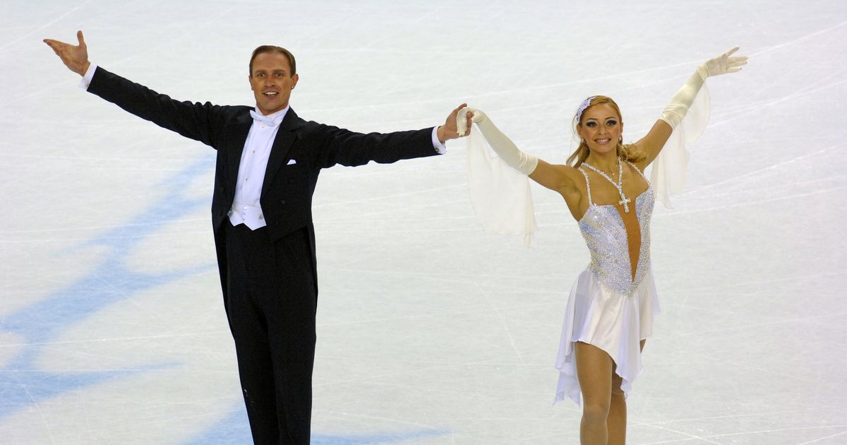 Роман костомаров фигурист. Роман костомаров и татьяна навка олимпиада. Роман костомаров 2022. Роман костомаров и татьяна навка. Фигурист федор костомаров.