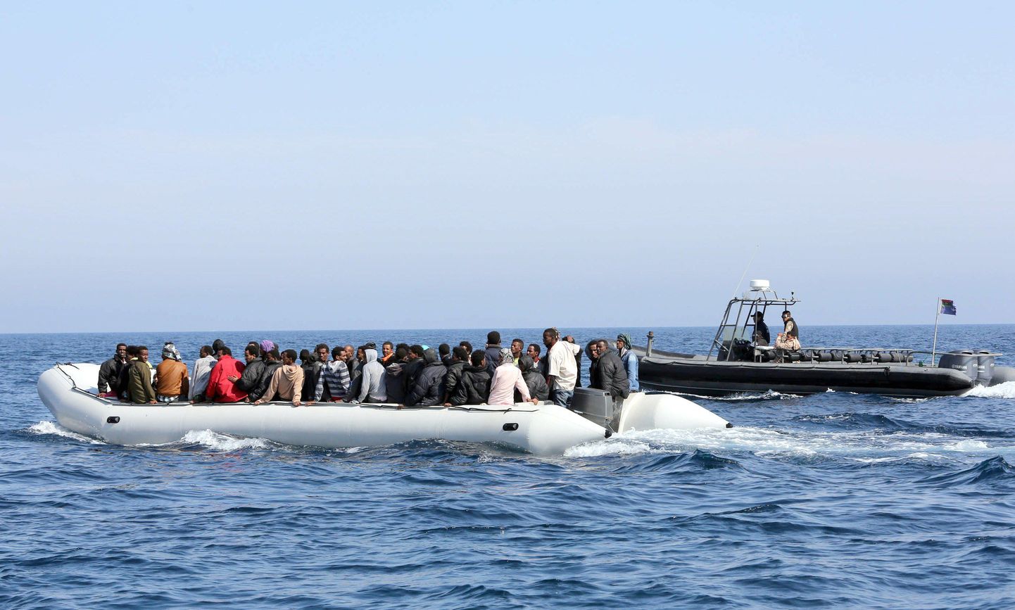 Liibüa rannavalve eskordib põgenikepaati.