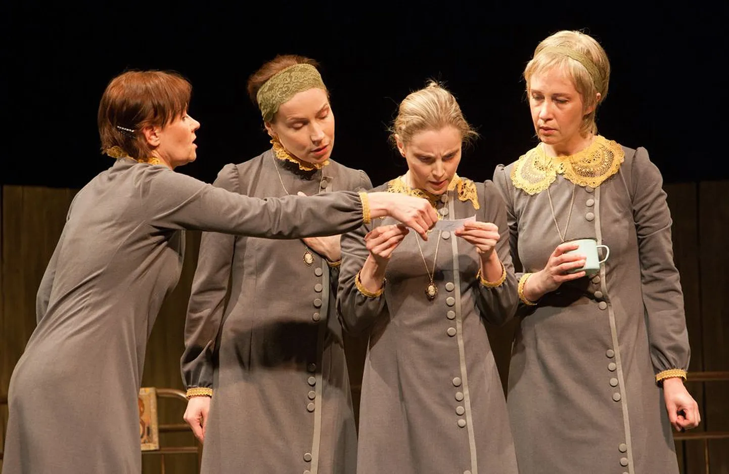 Karin Tammaru, Piret Laurimaa, Karin Rask ja Marika Barabanštšikova lavastuses «O. T. M. A. – Nikolai II tütred».