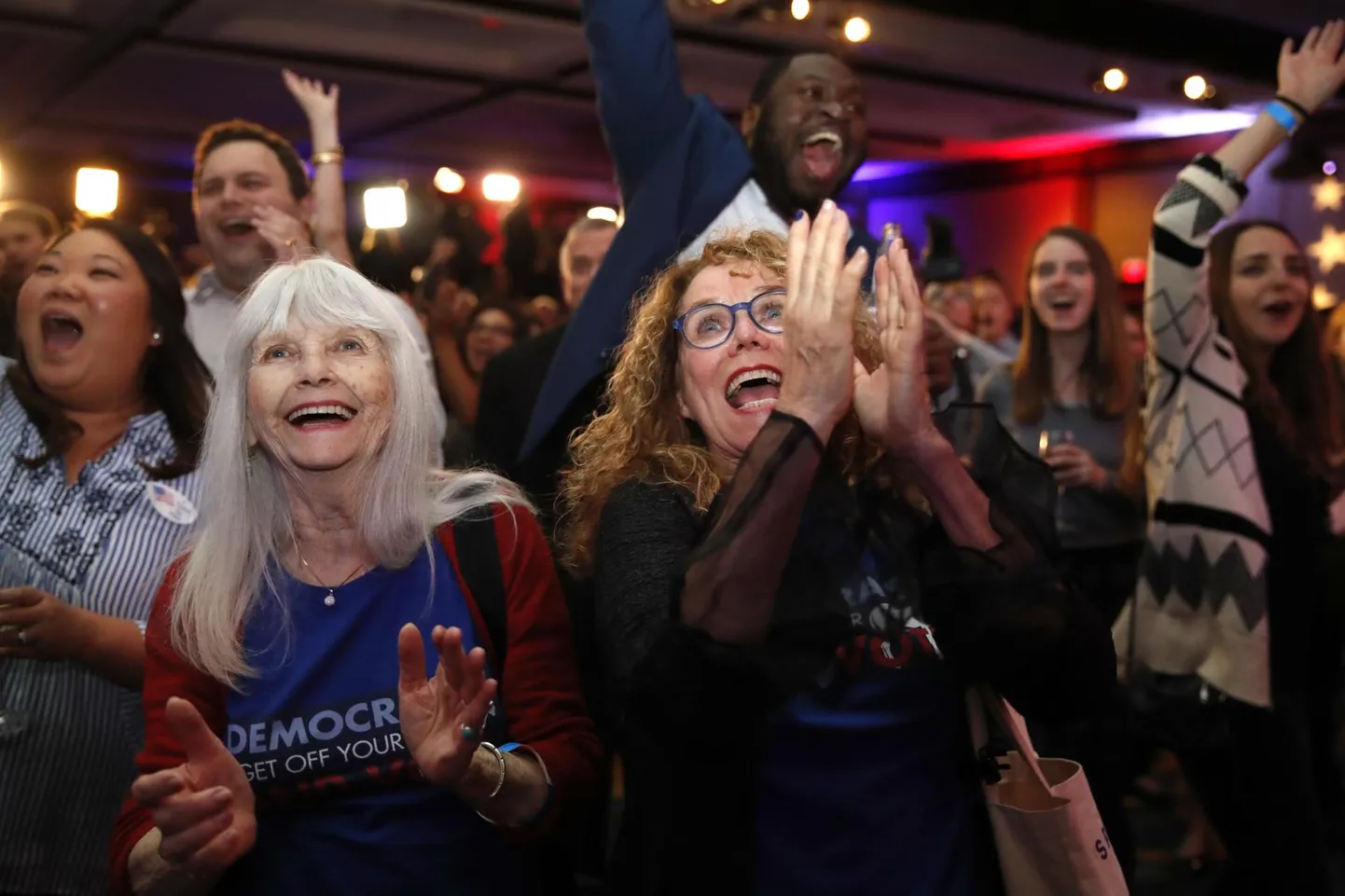 Demokraatide toetajad valimisõhtul Washingtonis Hyatt Regency hotellis. Demokraatidel õnnestus kaalukauss esindajatekojas enda kasuks kallutada, kuid senatis jäid peale vabariiklased.