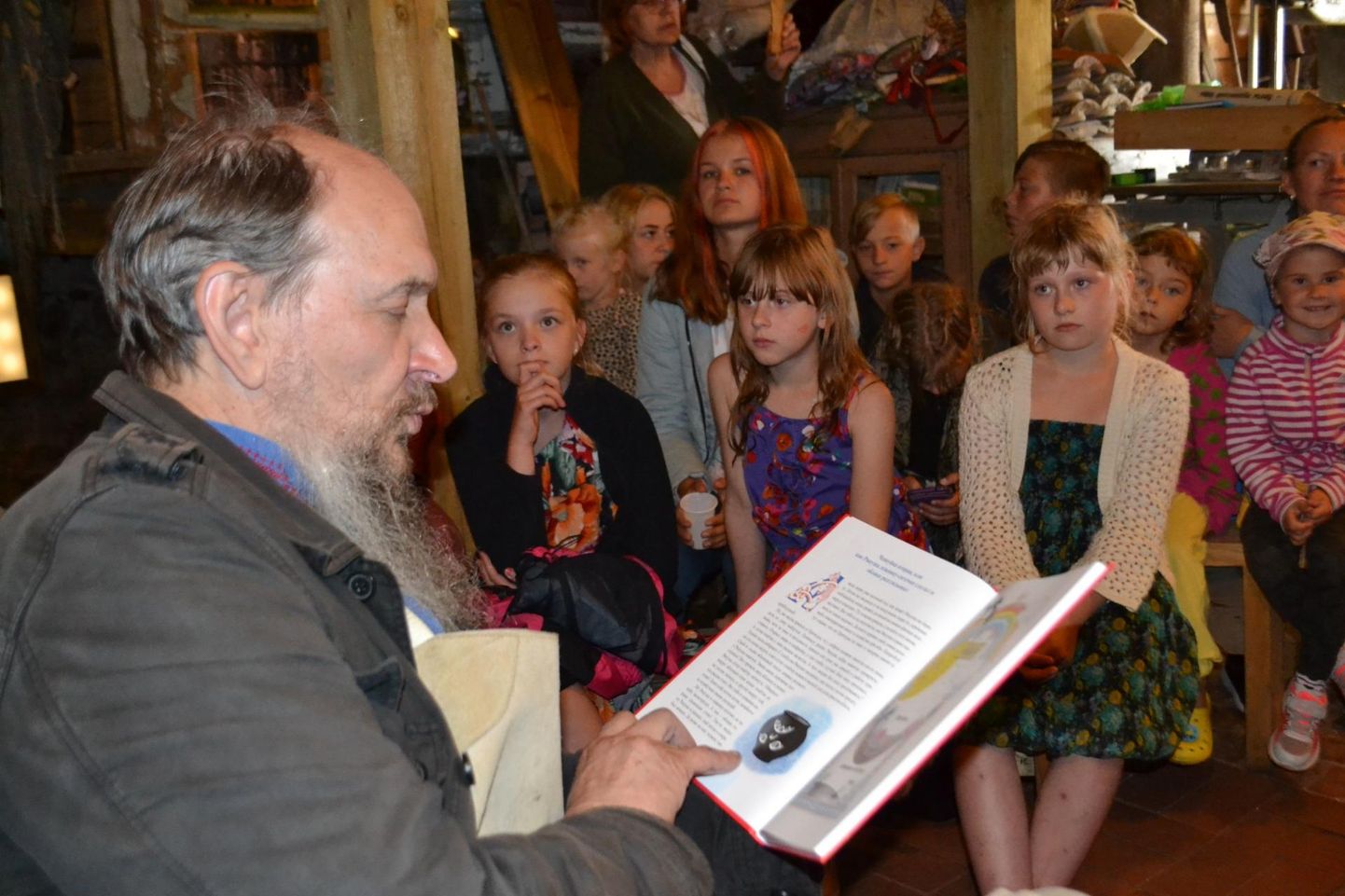 Pavel Varunin tutvustas reedel Kolkjas Rääbu päeval oma uut raamatut enam kui sajale väiksele ja suurele lugejale.