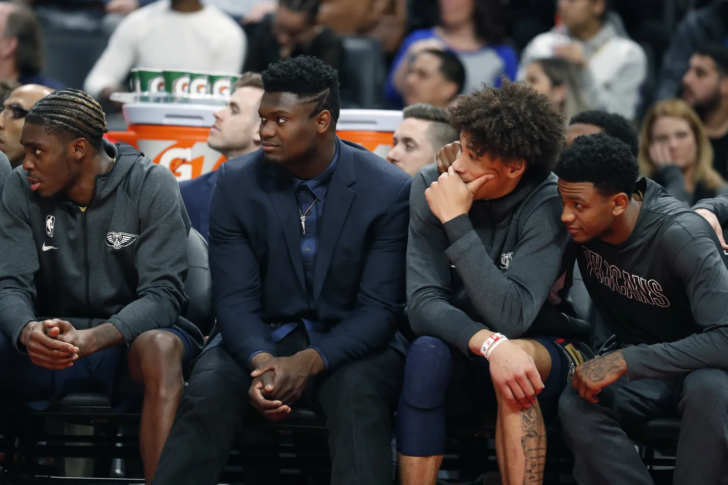 Zion Williamson ülikonnas Pelicansi pingil.