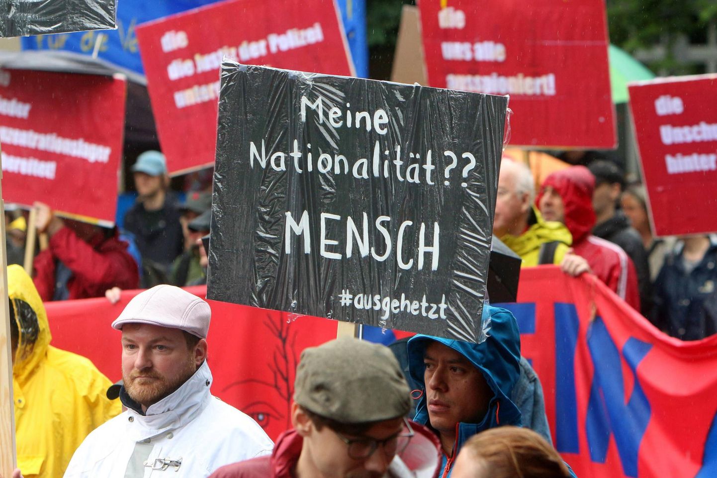 «Minu rahvus?? Inimene» kuulutab protestija sõnum Münchenis toimunud meeleavaldusel, kus juhiti tähelepanu sisserännanute tõrjutusele Saksamaa ühiskonnas.