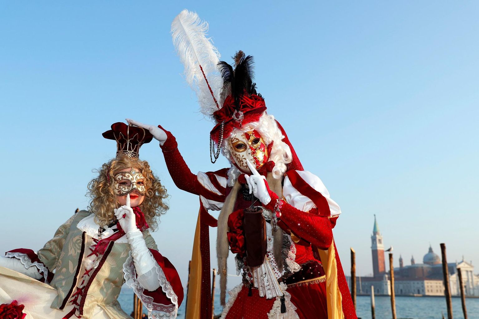 Veneetsia karnevali ajal varjuvad paljud kohalikud ja turistid uhkete maskide taha.