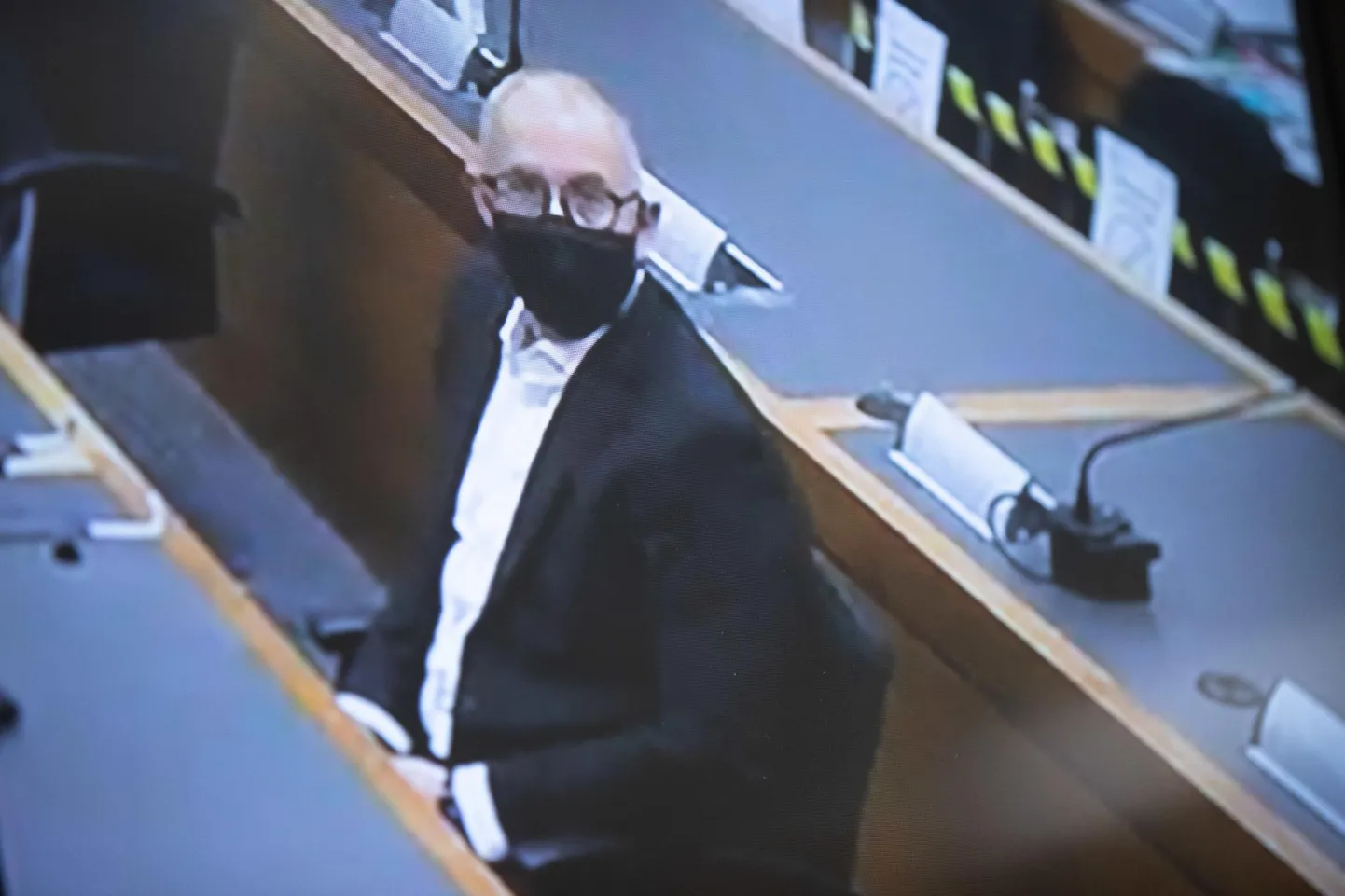 Skandaalne ärimees Kristian Kesner keeldub Eestisse tulemast, kuid oli eile valmis andma Inglismaalt tunnistusi videosilla vahendusel.