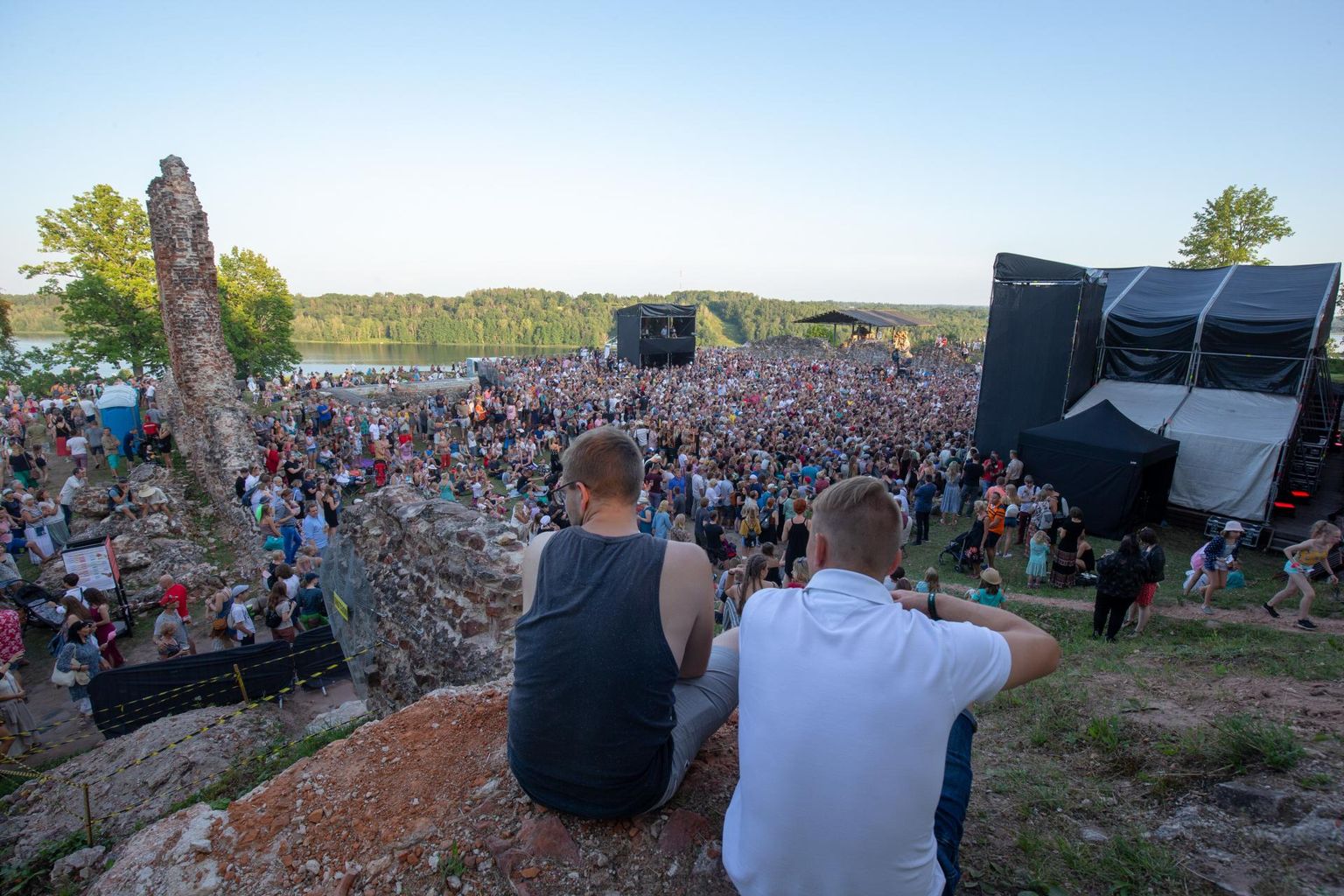 27. pärimusmuusika festivali kontserdid lossimägede lavadel olid ootuspäraselt rahvarohked.