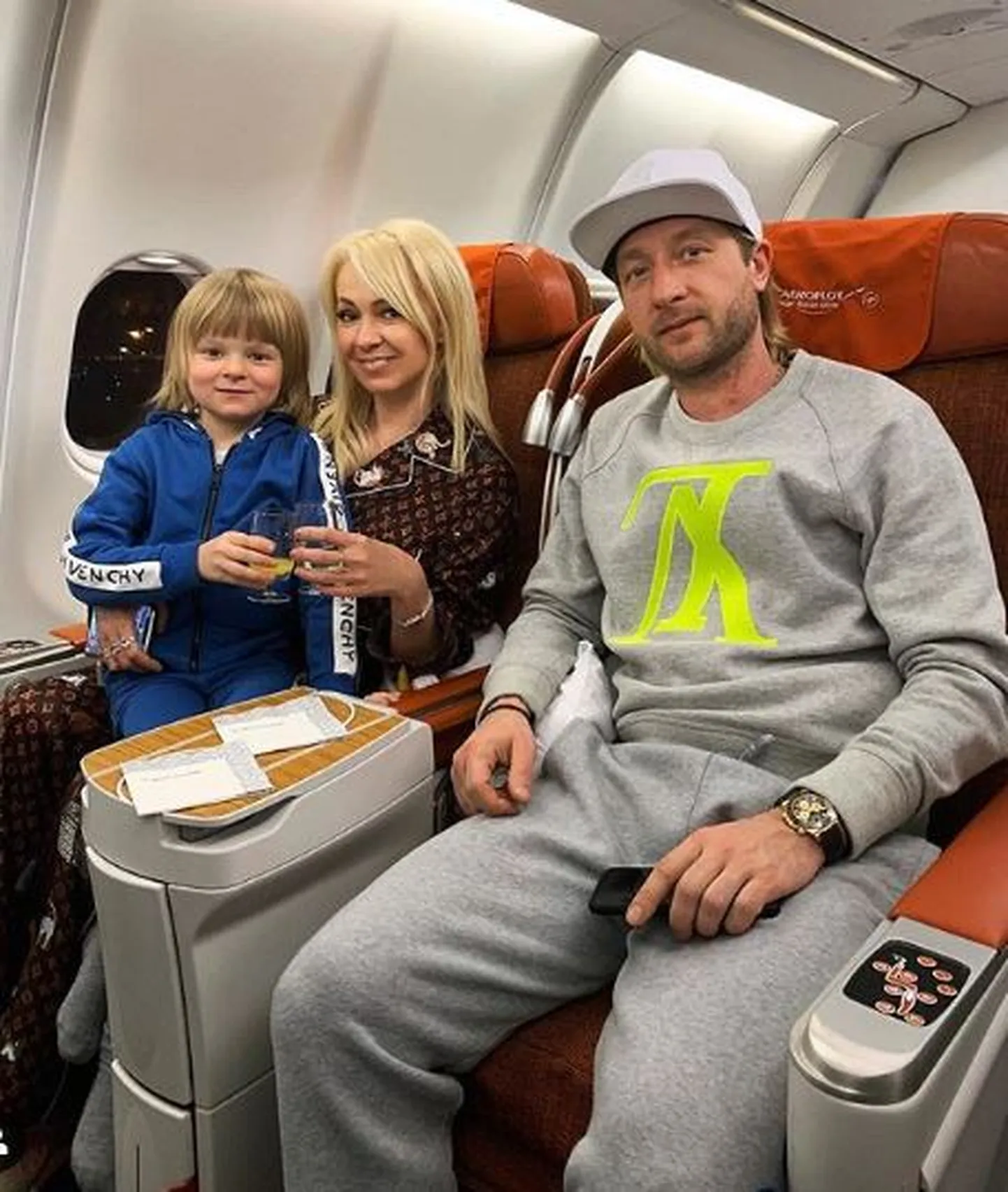 Яна Рудковская с мужем и сыном летят на Мальдивы