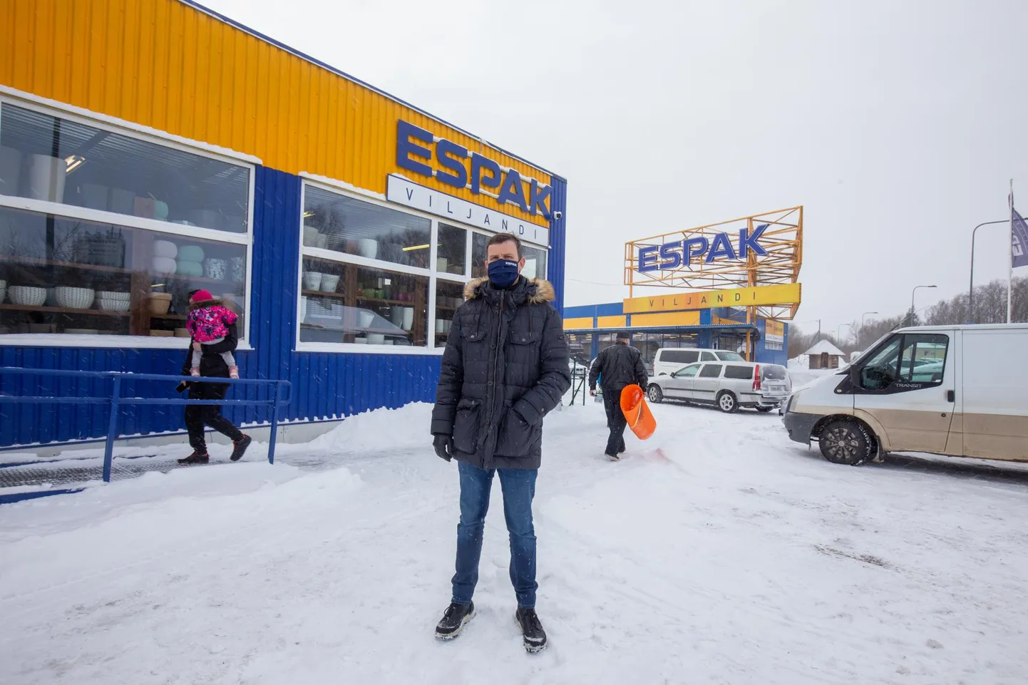 Viljandi Espaki juhataja Timo Riitmuru sõnul jääb kauplus klientidele avatuks nii palju, kui seda valitsuse kehtesatud piirangud lubavad, ja kel eeltöö tehtud, saab vajaliku ehituskauba kätte poodi sisse minemata.