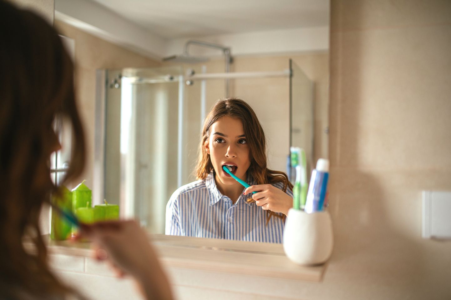 Valgendavate hambapastade ja suitsetajatele mõeldud pastadega tuleb piiri pidada, sest need sisaldavad lihvivaid abrasiivseid osakesi.