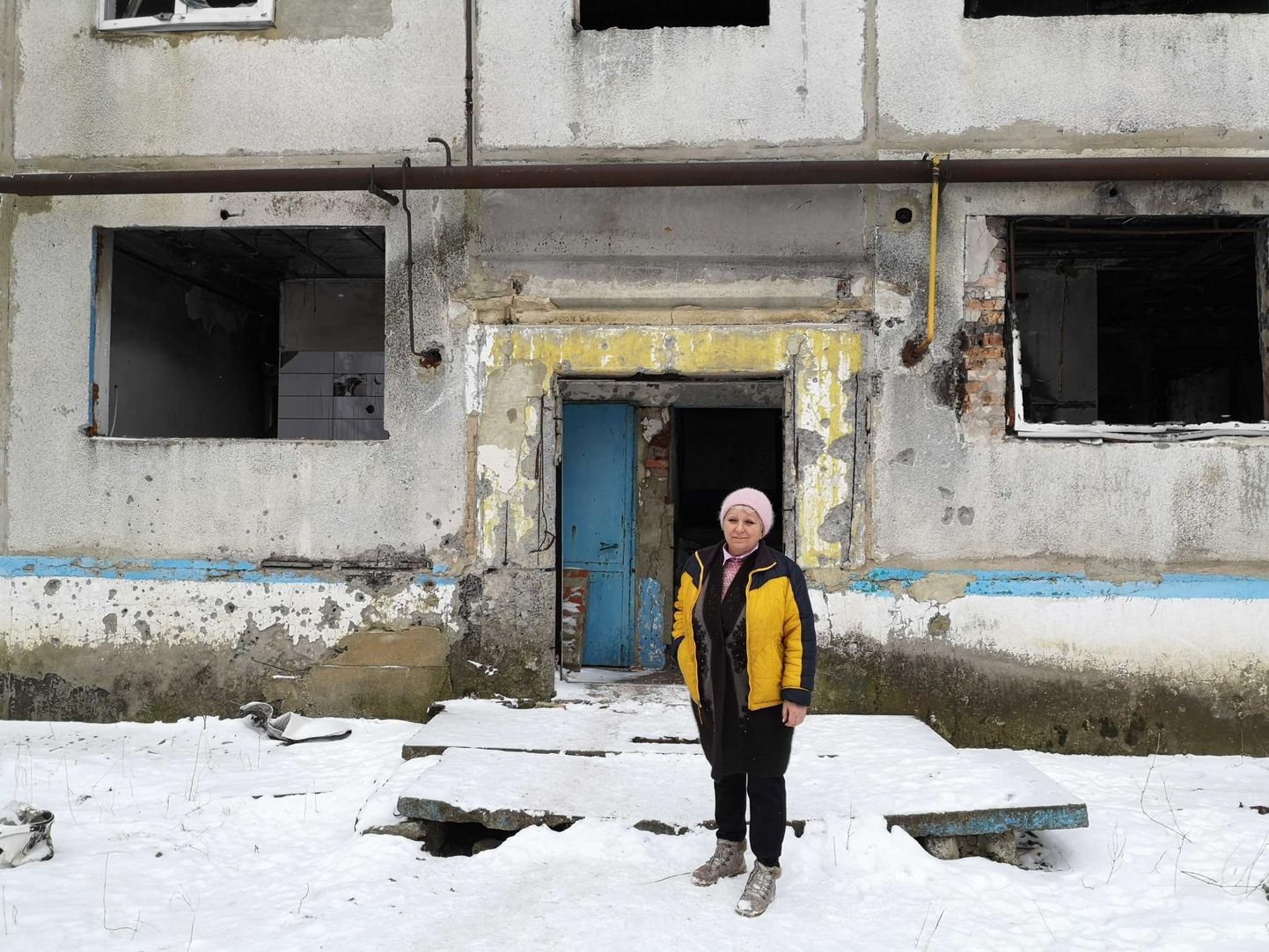 Irina Smolianska näitab Krasnohorivka linnakeses kortermaja, kus oli temagi kodu. Mürsk tabas maja 2016. aasta 14. juunil.