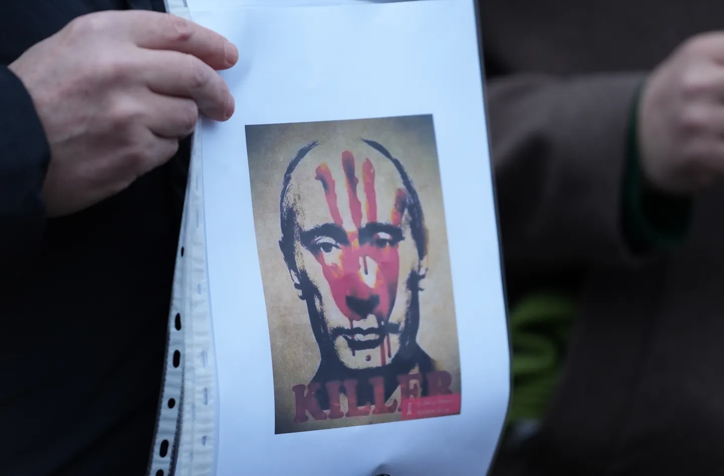 Plakat Aleksei Navalnõi tapmise järel Lätis asuva Venemaa saatkonna ees korraldatud meeldeavalduselt.