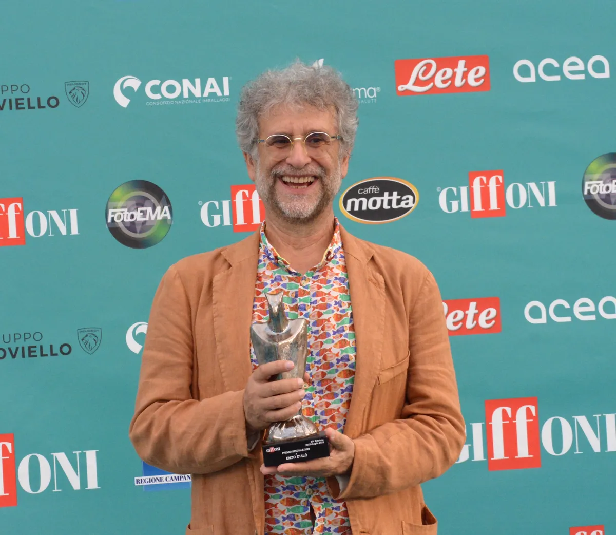 Enzo D'Alo 2023. gada jūlijā Džifoni filmu festivālā Itālijā, kur saņēma Grifona balvu par savu filmu "Brīnumainā trijotne" (The Fantastic Three) konkursa sadaļā "Generator +18".