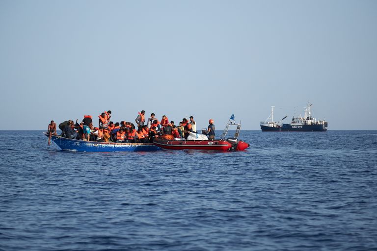 Migrandipaat Liibüa ranniku lähistel.